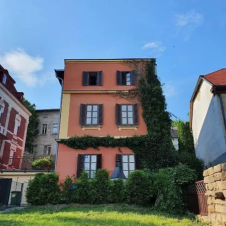 Colonial Apartment