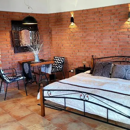 Colonial Apartment *